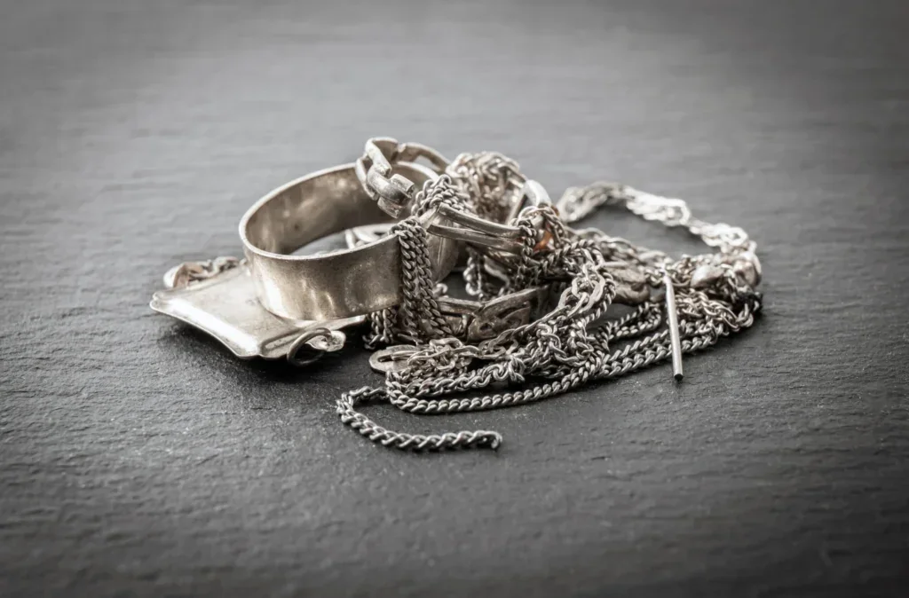 Silberschmuck und Silberketten auf Schiefer Silberankauf bei Juwelier Sascha in Wien