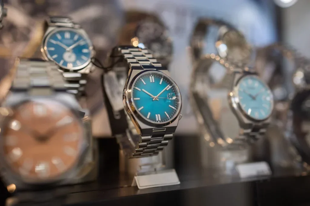 Luxusuhren mit blauem Zifferblatt in der Auslage Uhren Ankauf bei Juwelier Sascha in Wien