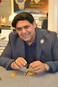 Juwelier Sascha prüft Goldschmuck mit der Lupe in Wien Expertise seit 1925