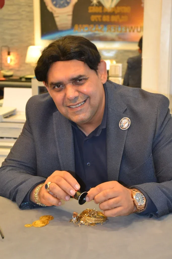 Juwelier Sascha prüft Goldschmuck mit der Lupe in Wien Expertise seit 1925