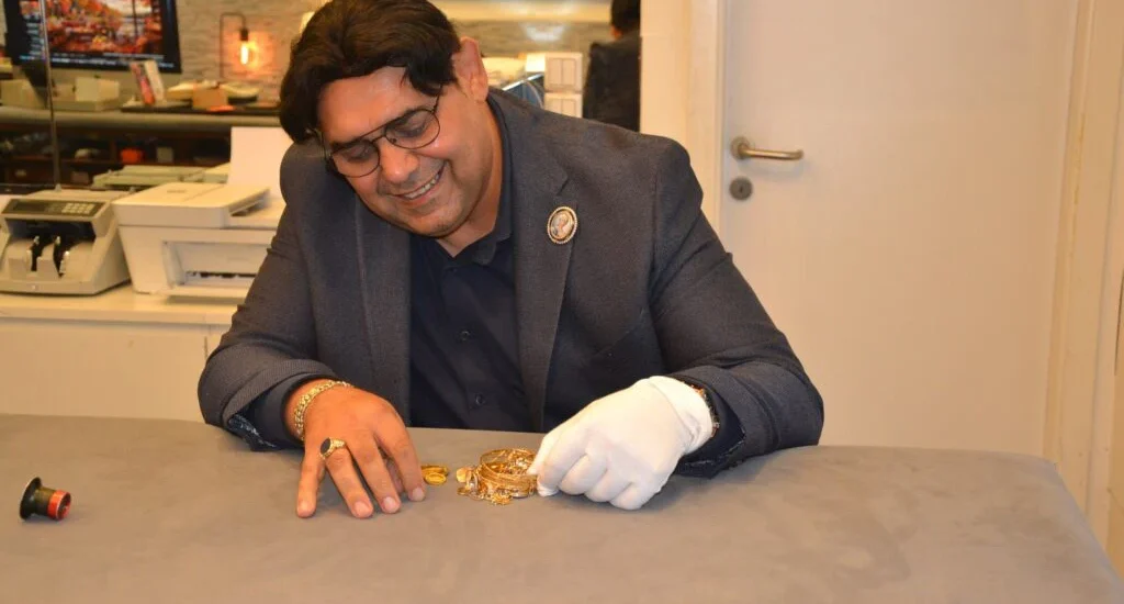 Experte Juwelier Sascha bewertet Goldschmuck und Goldankauf in Wien