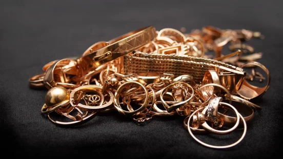 Bruchgold Haufen aus goldenen Ringen, Ketten und Armbändern Bruchgold Ankauf bei Juwelier Sascha in Wien
